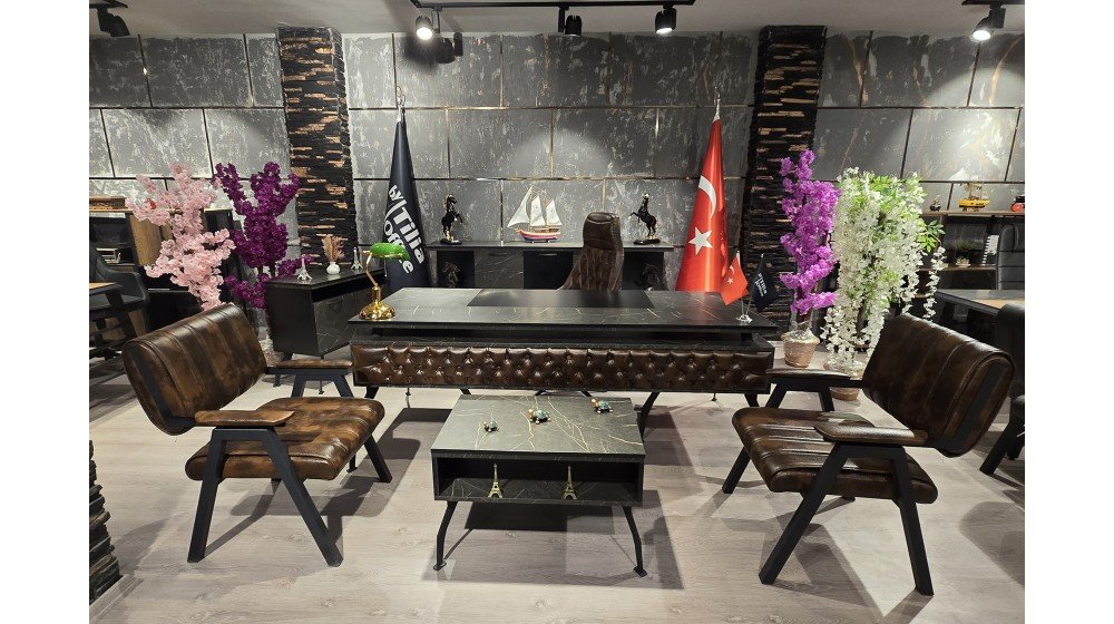  Kişiselleştirilebilir yönetici masa takımı, kapitoneli ön paneli, mermer desenli tablası ve metal ayakları ile modern ofis ortamında sergileniyor. Yeşil, bordo, gri ve kahve renk seçenekleri mevcuttur.